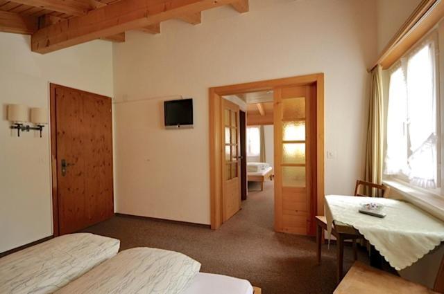 Gasthaus Skiklub Andermatt Rum bild